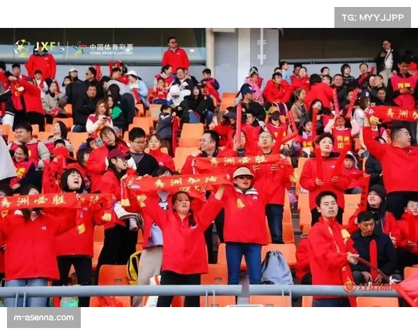 暖心时刻，两队球员为看台患病儿童共同送上签名球衣